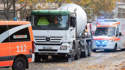 Ein Betonmisch-Fahrzeug steht an der Bundesallee in Berlin-Wilmersdorf, wo eine Radfahrerin  bei dem Verkehrsunfall mit einem Lastwagen lebensgefährlich verletzt wurde.