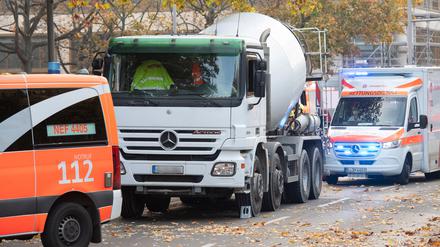Ein Betonmisch-Fahrzeug steht an der Bundesallee in Berlin-Wilmersdorf, wo eine Radfahrerin bei dem Verkehrsunfall mit einem Lastwagen lebensgefährlich verletzt wurde. Die Verletzte sei unter dem Betonmischer eingeklemmt worden, teilte ein Sprecher der Feuerwehr mit. Auch der Lkw-Fahrer wurde bei dem Unfall verletzt. Einsatzkräfte der Berliner Feuerwehr sind nach Angaben eines Sprechers wegen Protesten von Klimademonstranten zudem verspätet am Unfallort eingetroffen. +++ dpa-Bildfunk +++