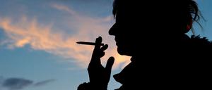 Eine Frau raucht am 26.05.2014 in Berlin eine Zigarette. Foto: Christoph Schmidt/dpa (zu dpa «Lungenkrebs bei Frauen nimmt weiter zu - Folge des Tabakkonsums» vom 29.05.2015) +++(c) dpa - Bildfunk+++