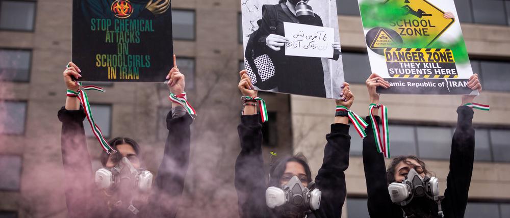 Rauchschwaden umhüllen Frauen, die gegen die Vergiftung von Schulmädchen im Iran protestieren. 
