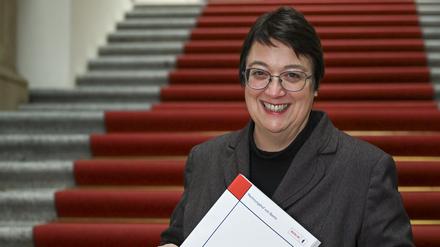 Karin Klingen, Präsidentin des Rechnungshofs Berlin, bei der Übergabe des Jahresberichts 2022 im Abgeordnetenhaus.