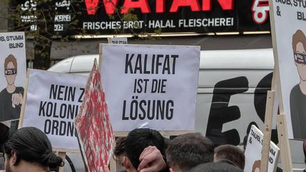 Kalifat-Demo auf dem Steindamm in Hamburg; Polizei mit einem Großaufgebot vor Ort.