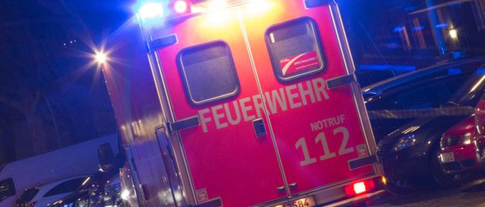 Das Blaulicht ist bei einem Rettungswagen der Berliner Feuerwehr am 22.03.2015 während eines Notarzteinsatzes eingeschaltet. (symbolbild)