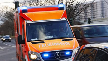 Rettungswagen der Berliner Feuerwehr mit Blaulicht und Sondersignalen. (Symbolbild)