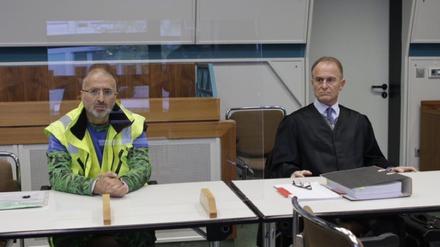 Der mutmaßliche Holocaustleugner Reza Begi vor Gericht. Verteidigt wird Begi vom rechten Szeneanwalt Wolfram Nahrath. 