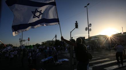 Rechte Demonstranten nehmen an einer Kundgebung zur Unterstützung der israelischen Unterstützungspläne der Regierung von Ministerpräsident Benjamin Netanjahu teil, um das Justizsystem zu reformieren. 