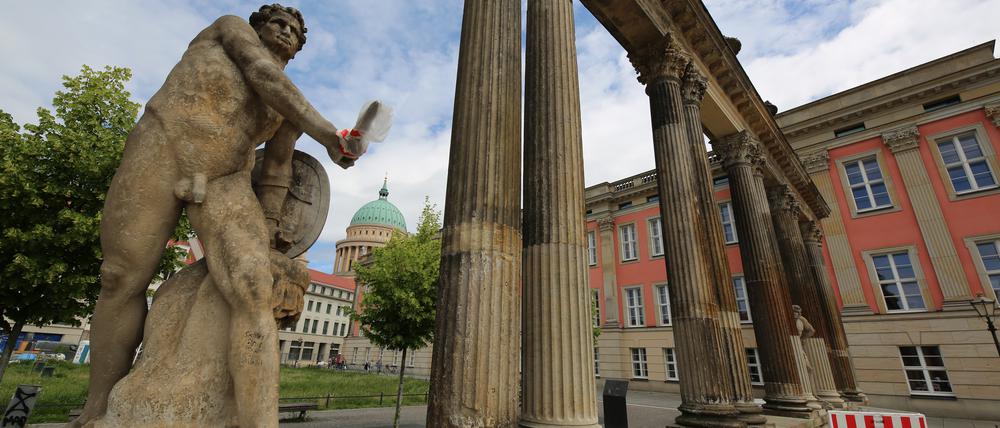 Reparatur nach Vandalismus an den Kolonnaden am Landtag in Potsdam. An der Ringerkolonnade wurden zwei Skulpturen nach Beschädigung repariert. Im Juni wird die Skulpturengruppe dann komplettiert.