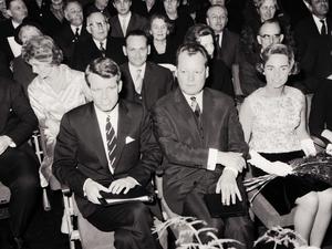 Robert F. Kennedy, Bruder des amerikanischen Präsidenten, sprach 1962 als Gast der Ernst-Reuter-Gesellschaft. 