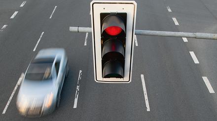 Ein Auto fährt an einer roten Ampel in Hannover (Niedersachsen) vorbei. (Archivfoto, Symbolbild)