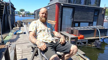 Jan Ebel lebt mit seiner Familie auf einem Hausboot in der Rummelsburger Bucht. 