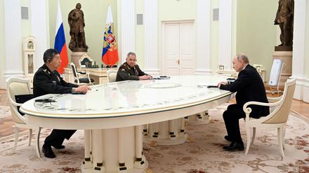 Russlands Präsident Wladimir Putin, Verteidigungsminister Sergei Shoigu und sein Amtskollege Li Shangfu bei einem Treffen Mitte April in Moskau.