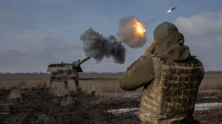 Eine aus Deutschland gelieferte Panzerhaubitze 2000 im Einsatz an der Front im Donbass.
