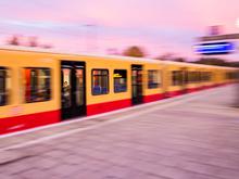 Weil sie um Ruhe gebeten hatten: Zwei Männer in Berliner S-Bahn von Jugendlichen geschlagen