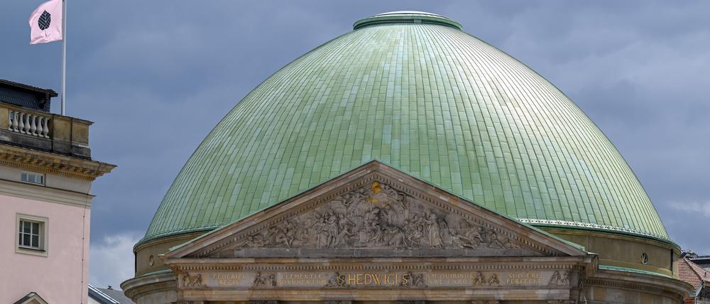 Die Sankt Hedwigs-Kathedrale am Bebelplatz in der Berliner Innenstadt. 