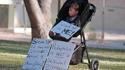 Kind auf einer Demonstration von „Save Our Children“ 2020 in den USA. Anhänger dieser Gruppierung glauben an eine internationale Verschwörung aus Politikern und Prominenten, die mit Kindern handele und sie Pädophilen zuführe.