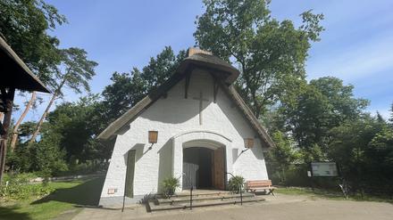 Die Schilfdachkapelle steht seit 70 Jahren in Berlin-Kladow. Jetzt kamen Kriminelle und brachen die Spendenkasse aus der Wand.
