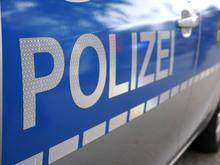 Festnahme in Berlin-Mitte: Mann hat Hakenkreuzfahne im Auto und schlägt Polizisten