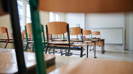 In einem Klassenzimmer des John-Lennon-Gymnasiums in Prenzlauer Berg stehen die Stühle auf den Tischen.
