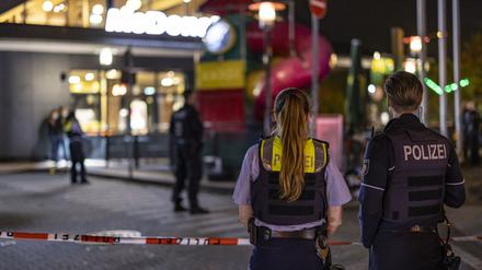 Die Polizei sperrte den Tatort im Außenbereich eines Fast-Food-Restaurants ab.