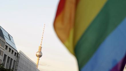 Schwule und Lesben versammeln sich zum Gedenken der Opfer des Anschlags auf den Homosexuellen-Klub PULSE in Orlando vor dem in Regenborgenfarben angestrahlten Berliner Brandenburger Tor.