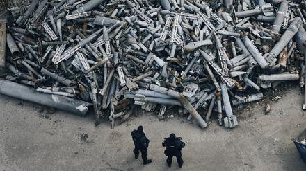 Polizeibeamte betrachten in der ukrainischen Stadt Charkiw die gesammelten Reste der russischen Raketen, darunter auch Streumunition, die in Charkiw eingeschlagen sind.
