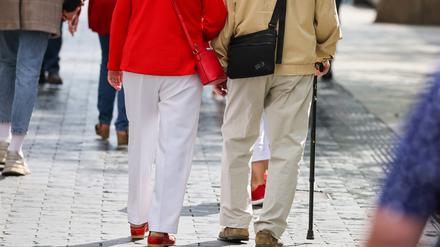 Ein Seniorenpaar geht durch die Leipziger Innenstadt. 