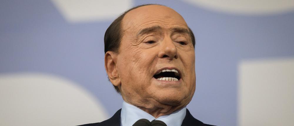 Silvio Berlusconi spricht auf einer Kundgebung.