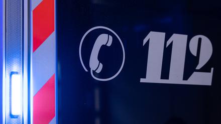 „112“ steht auf einem Rettungswagen. (Symbolfoto)