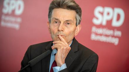 Rolf Mützenich, Vorsitzender der SPD-Bundestagsfraktion, gibt vor der wöchentlichen Fraktionssitzung ein Pressestatement.