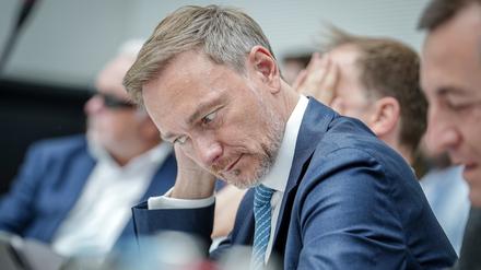 Christian Lindner (FDP), Bundesminister der Finanzen, nimmt an der Sitzung seiner Bundestagsfraktion teil.