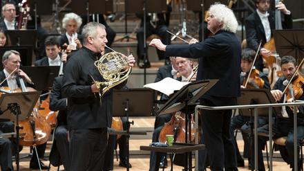Solo-Hornist Stefan Dohr mit den Berliner Philharmonikern unter Simon Rattle, bei der Uraufführung von Jörg Widmanns Horn-Konzert am 30.5.2024 in der Philharmonie