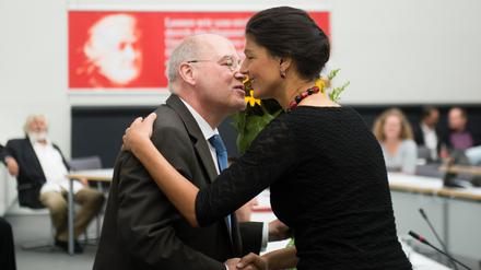 Bild aus vergangenen Zeiten: Der damalige Fraktionsvorsitzende der Linken, Gregor Gysi, gratuliert Sahra Wagenknecht am 16. Juli 2015 zum Geburtstag.