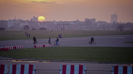 Die Sonne geht hinter dem Tempelhofer Feld unter. 