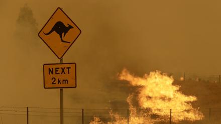 Feuer brennt im Gras in der Nähe von Bumbalong, südlich der australischen Hauptstadt Canberra (Archivbild).