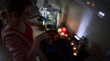 Bei einem Stromausfall muss man beim Kochen improvisieren.