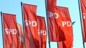 ARCHIV - 14.10.2011, Baden-Württemberg, Offenburg: Fahnen der SPD wehen beim Landesparteitag der SPD vor der Verantstaltungshalle. (zu dpa: «SPD-Landesparteitag" vom 28.04.2018) Foto: Patrick Seeger/dpa +++ dpa-Bildfunk +++