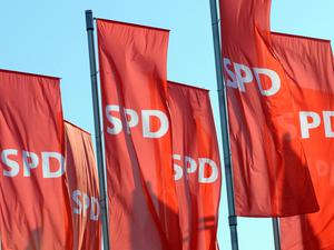 ARCHIV - 14.10.2011, Baden-Württemberg, Offenburg: Fahnen der SPD wehen beim Landesparteitag der SPD vor der Verantstaltungshalle. (zu dpa: «SPD-Landesparteitag" vom 28.04.2018) Foto: Patrick Seeger/dpa +++ dpa-Bildfunk +++