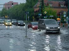Tramverkehr nach Starkregen unterbrochen: Kreuzung in Potsdam unter Wasser