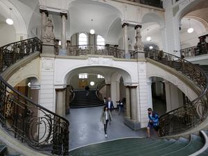 Aus der Kaiserzeit: das Treppenhaus des Potsdamer Rathauses.