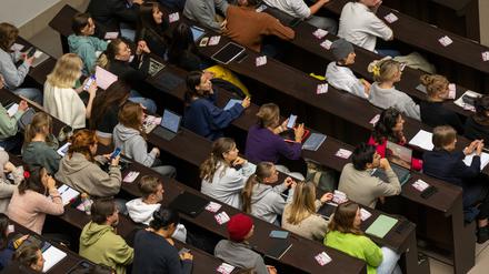 Studenten nehmen an der Einführungsveranstaltung einer Universität teil. Mit der für kommendes Jahr geplanten Einführung des 29-Euro-Tickets in Berlin ist die Zukunft des Semestertickets an vielen Hochschulen ungewiss.