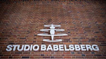Der Schriftzug „Studio Babelsberg“ und das Logo an einer Wand auf dem Gelände der Filmstudios.