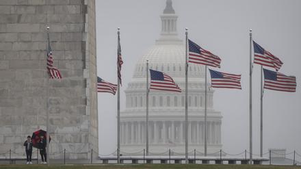 US-Fahnen wehen am 05.03.2024 vor dem Kapitol in Washington.