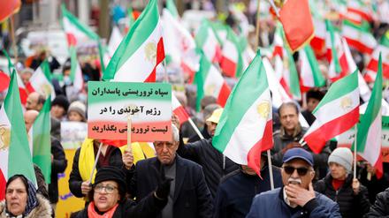 Unterstützer des Nationalen Widerstandsrates des Iran nehmen an einem Protest in Brüssel teil. (REUTERS/Johanna Geron)