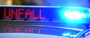 ARCHIV - 12.06.2017, Bayern, Günzburg: Auf einem Polizeifahrzeug warnt eine Leuchtschrift vor einer Unfallstelle. (zu dpa: «19-jähriger Motorradfahrer bei Unfall gestorben») Foto: dpa +++ dpa-Bildfunk +++