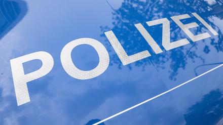 Die Polizei sucht Zeugen, nachdem ein Autofahrer einen BVG-Bus zu einer Gefahrenbremsung gezwungen hatte.