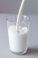 Fettarme Milch soll mit Bakterien belastet sein.