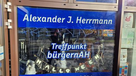 Das beschmierte Wahlkreisbüro des CDU-Abgeordneten Alexander J. Herrmann