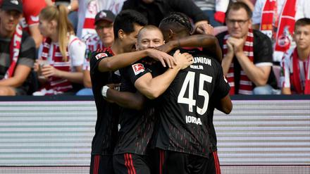 Der 1. FC Union feiert den Sieg in Köln, der zumindest vorerst die Tabellenführung bedeutet.