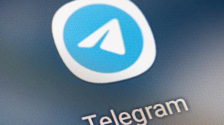 Auf dem Bildschirm eines Smartphones sieht man das Icon der App Telegram. Die Justiz in Brasilien hat die Nachrichten-App Telegram nochmals vorübergehend landesweit gesperrt. 