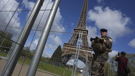 Ein Soldat patrouilliert an einer Baustelle auf dem Champ-de-Mars, in der Nähe des Eiffelturms, im Vorfeld der Olympischen Spiele 2024 in Paris. 